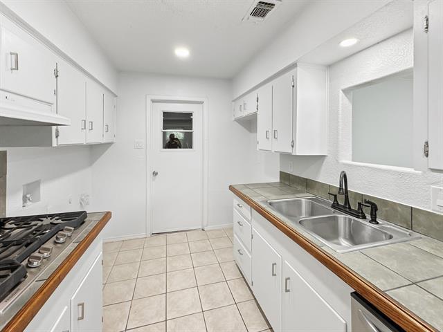 Building Photo - 2120 Vickie Dr