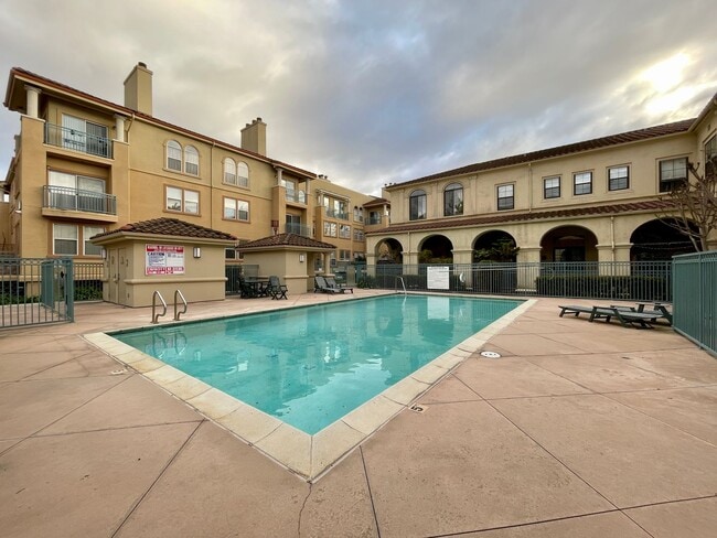 Building Photo - Must See Downtown San Jose End-Unit 2 Bedroom Condo with 2 Ensuite Bathrooms