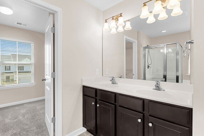 Building Photo - Convenient Location with Modern Amenities
