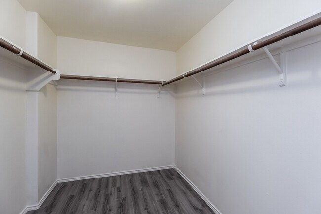 Building Photo - 5121 Lost Oak Dr