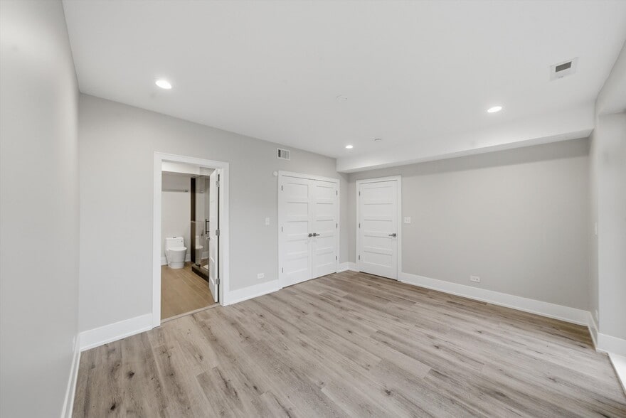 Building Photo - 308 W Evergreen Ave