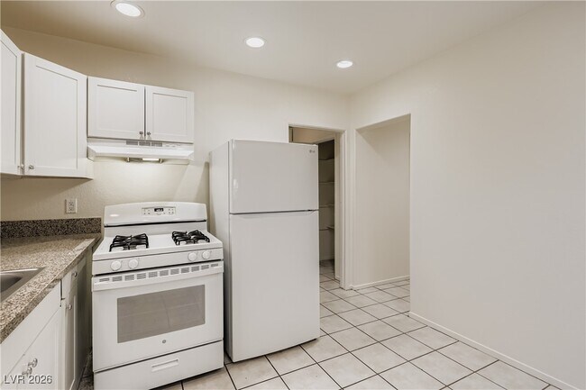 Building Photo - 501 W Van Buren Ave