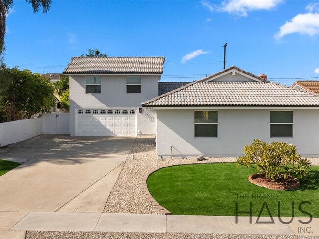 Building Photo - Two Primary Bedrooms, Pool, & Air Conditioning