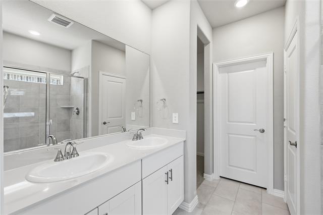 Building Photo - 610 Clover Crk Dr