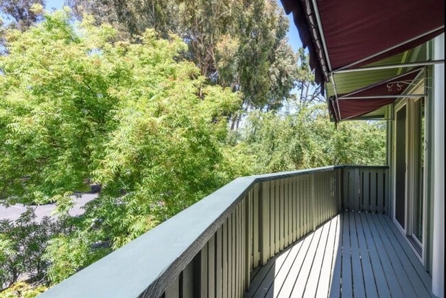 Building Photo - Beautiful 2 bed 1 bath end unit condo/town...