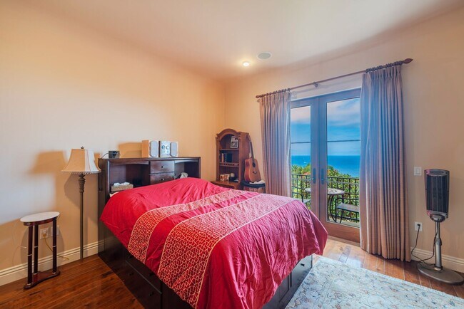 Building Photo - Gorgeous 5 Bedroom Home with sweeping view...