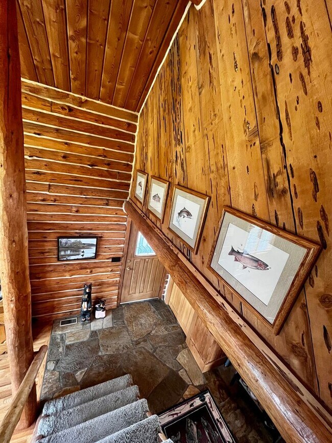 Building Photo - Fully Furnished Cabin Available - 10 Minut...