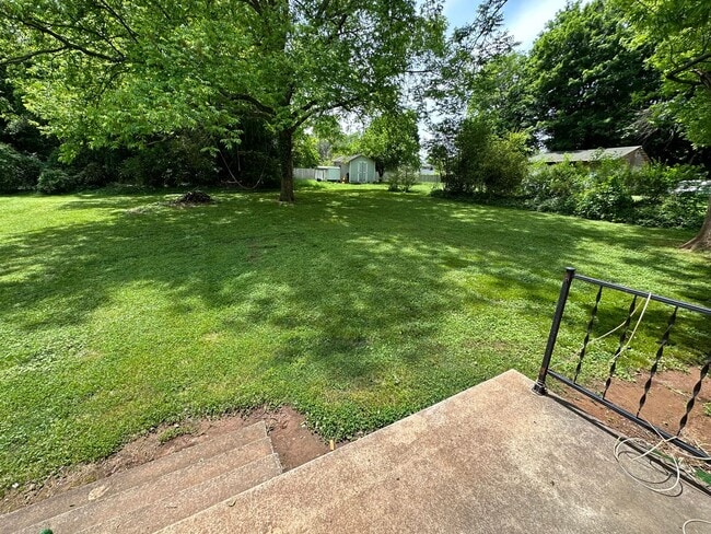 Building Photo - 2b/1b Duplex