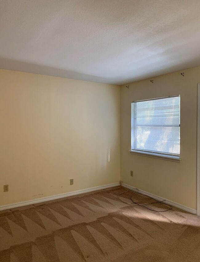 Building Photo - Awesome 2 Bed/2 Bath Townhome, Minutes fro...