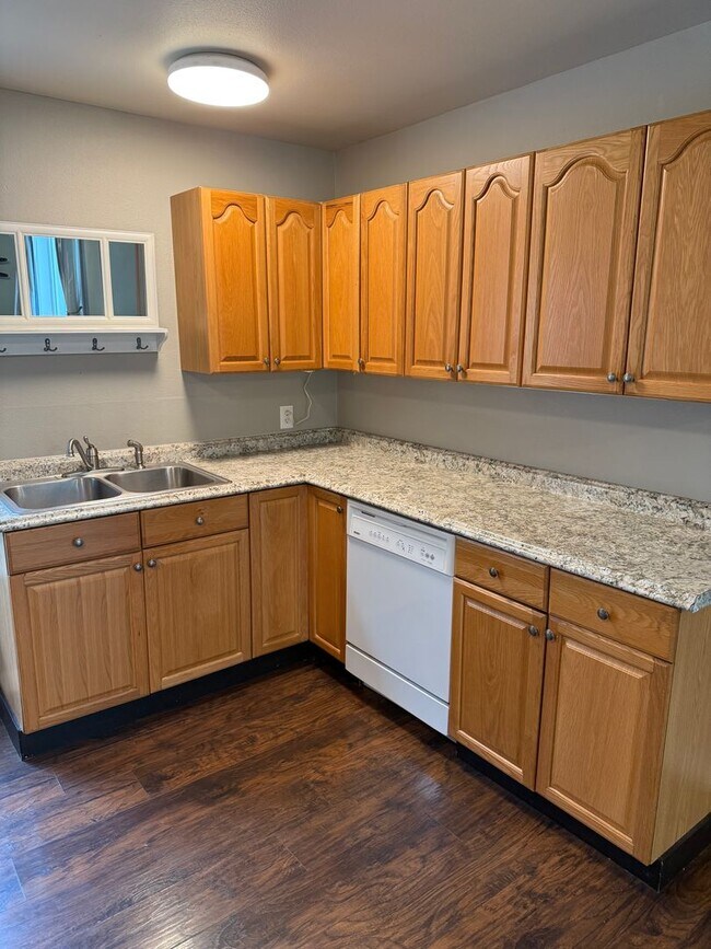 Building Photo - Spacious 4-Bedroom Cle Elum Home with Air ...