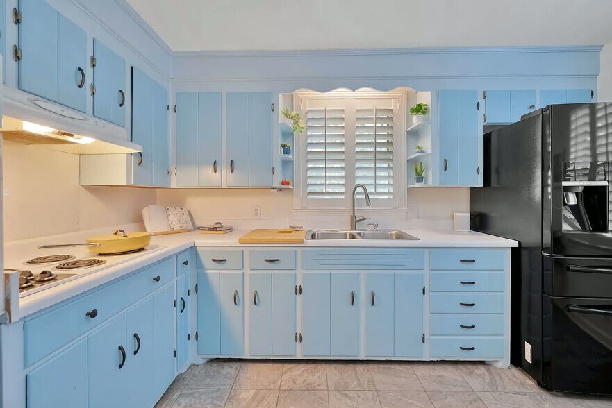 Building Photo - 6231 Henry Ford Dr