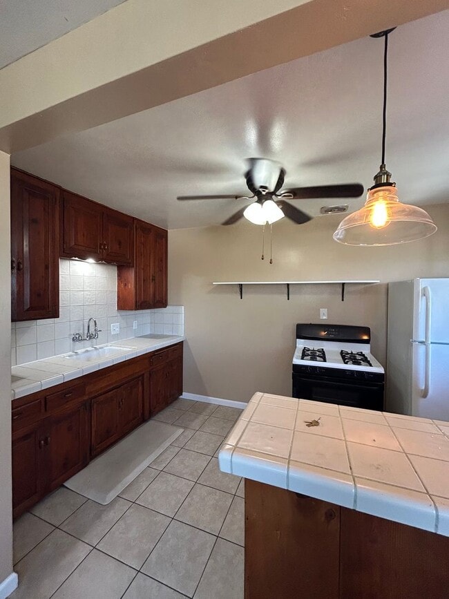 Building Photo - Charming upstairs one bedroom North Park