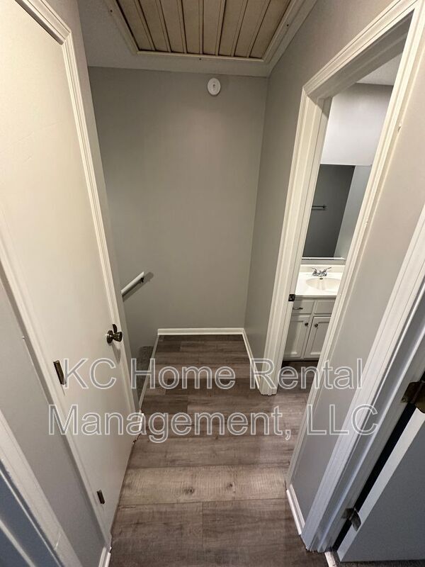Building Photo - 808 SW Meadowridge Dr