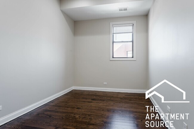 Building Photo - 1758 W Montrose Ave