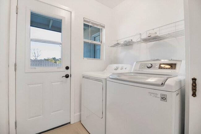 LAUNDRY ROOM - 16047 Meadowcrest Rd
