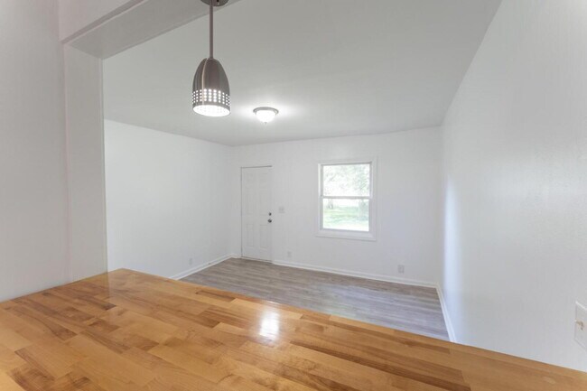 Building Photo - Update 2 Bed 1 Bath in The Nations