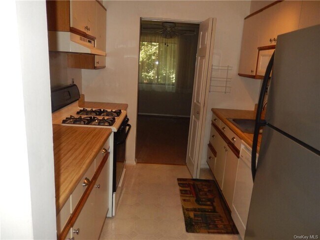 Building Photo - 208 Town Hill Condominium