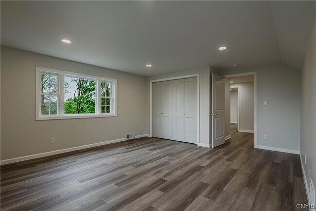 Building Photo - 8 Terrace Hill Dr