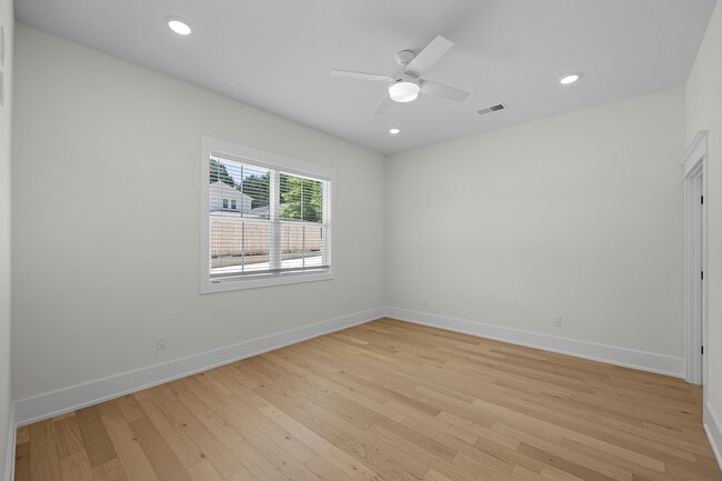 Building Photo - 136 McCowat St