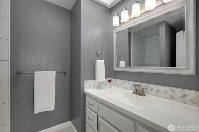 Building Photo - 3 bed 2.5 bath in martha lake neighborhood