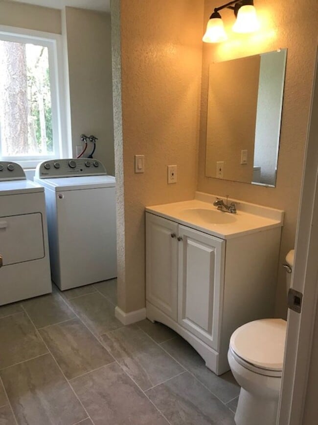 Building Photo - Beautifully remodeled 2 Story SFH 4 BD 2.5...