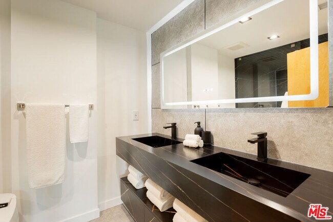 Building Photo - 547 N Sweetzer Ave