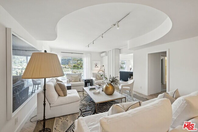 Primary Photo - 838 N Doheny Dr