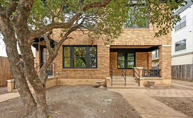 Building Photo - Top of the line House in West Campus for A...