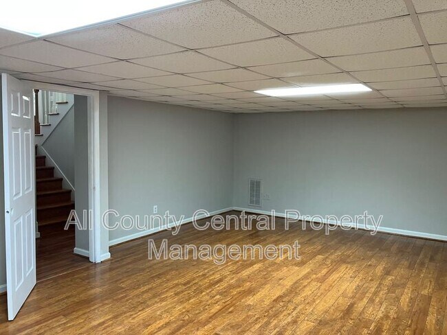 Building Photo - 710 Small Lake Dr