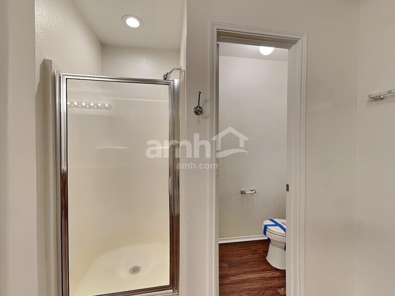 Building Photo - 1036 Cove Hollow Dr