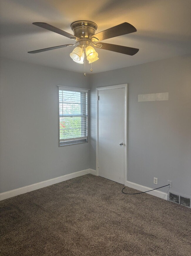 Building Photo - "2-Bedroom in Louisville! Carport Included!- Spacious 1015 Sq Ft Home on Gerald Ct Unit 3!"