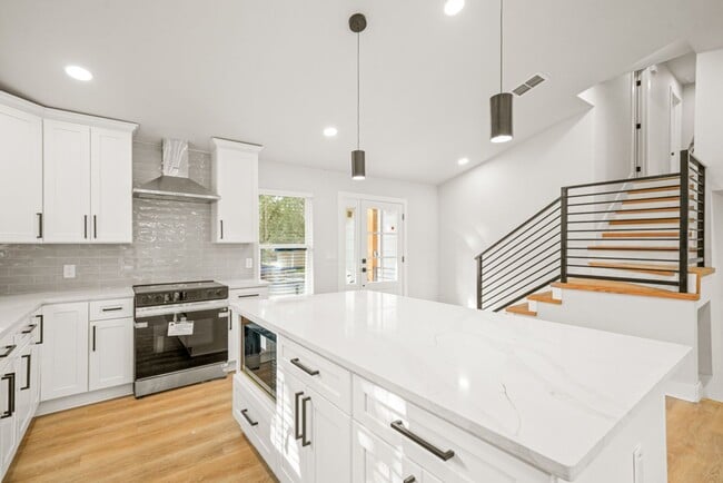 Building Photo - BEAUTIFUL HOUSE FOR RENT NEAR 1604 W/ GUIL...