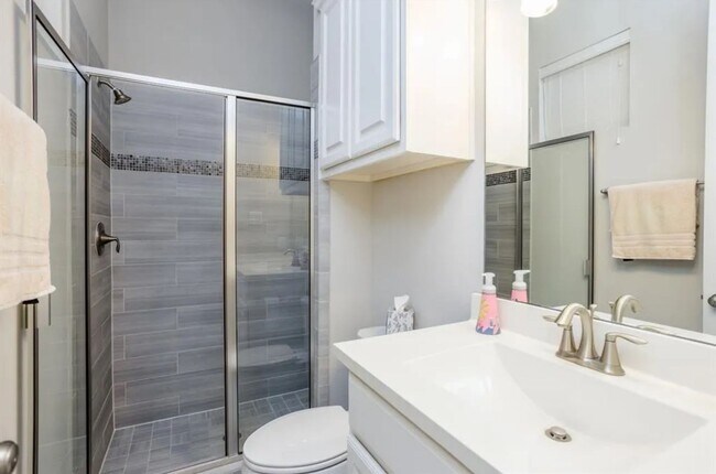 Building Photo - Stunning 3BR/3.5BA David Weekley Former Mo...