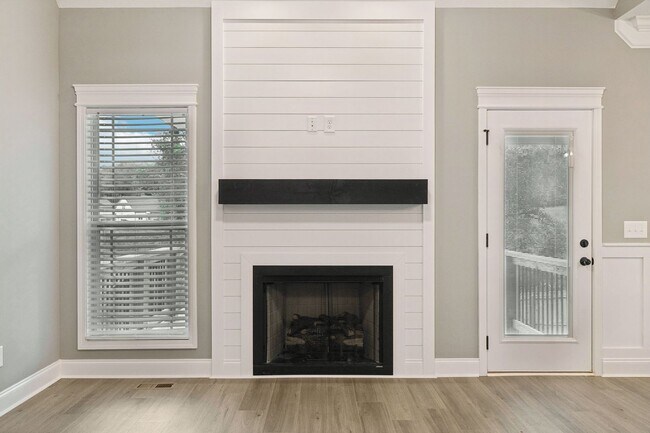 Building Photo - 3 Bedroom 2 1/2 Bathroom Home!!
