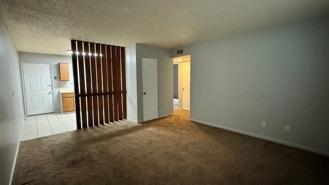 Building Photo - 2 Bed/ 1 Bath Available Now on the Westside!