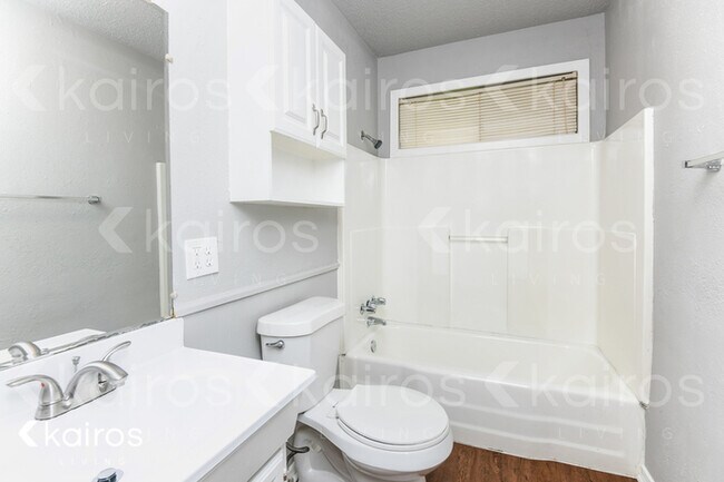 Building Photo - 607 Holly Lane