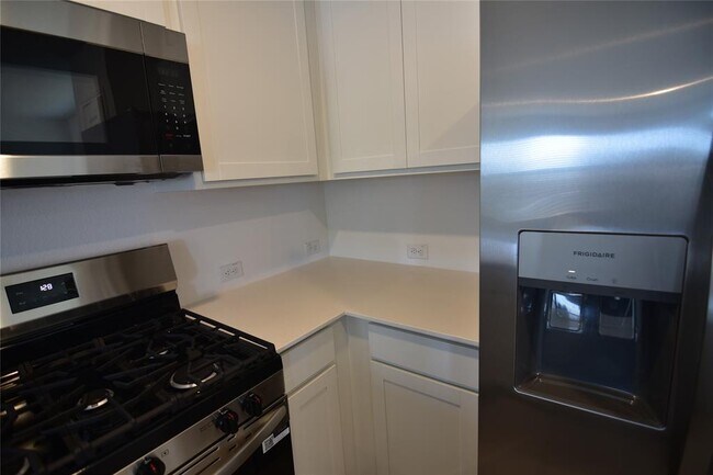 Building Photo - 275 Bugbee