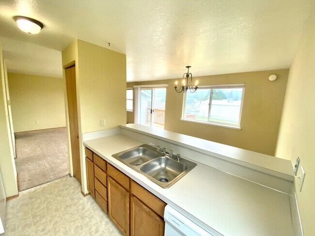 Building Photo - Conveniently Located 2 Bedroom