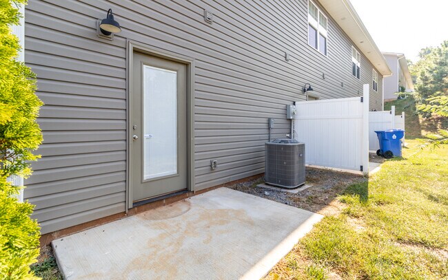 Building Photo - 933 Warrior Hill Dr