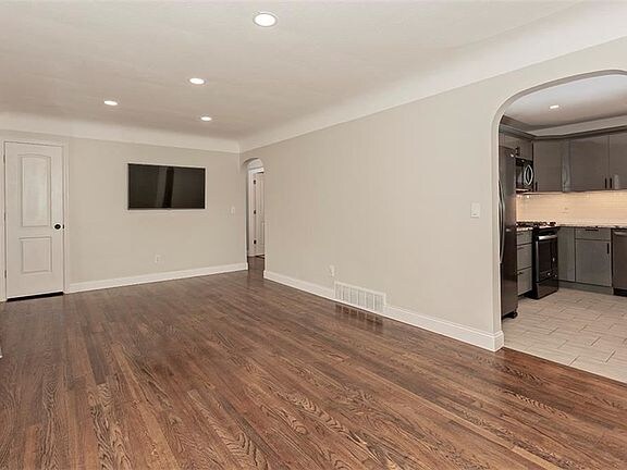 Building Photo - 10693 Beechwood Dr