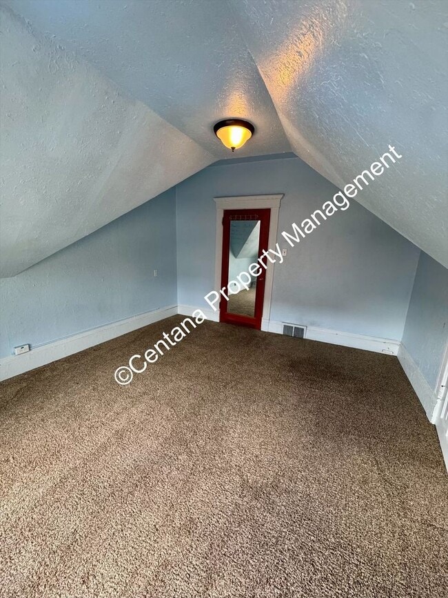 Building Photo - 5 bedroom 3 bath house with fenced yard