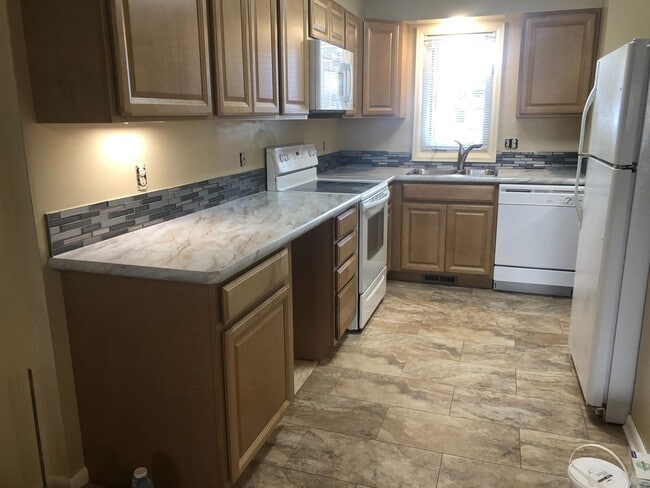 Building Photo - Long Winter Lease!  Fully Furnished, on bu...