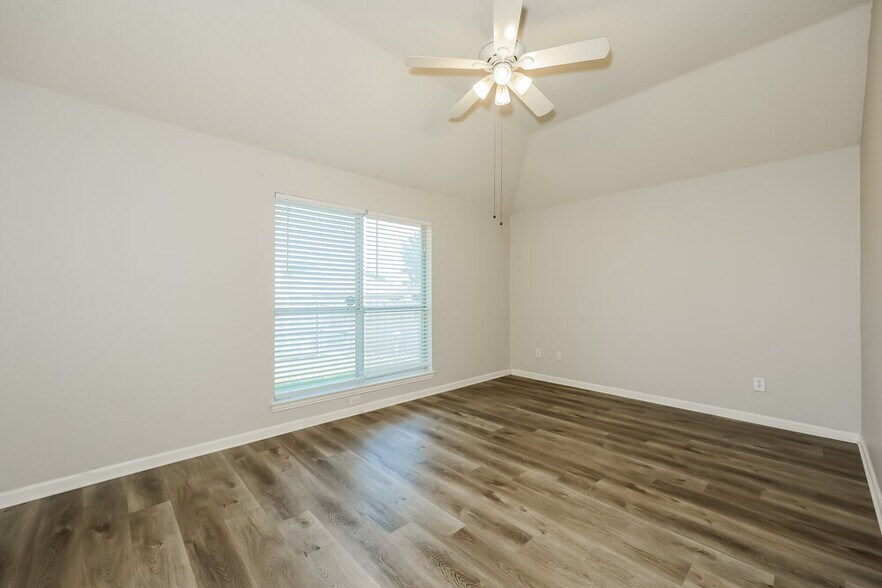 Building Photo - 5017 Eastcreek Dr