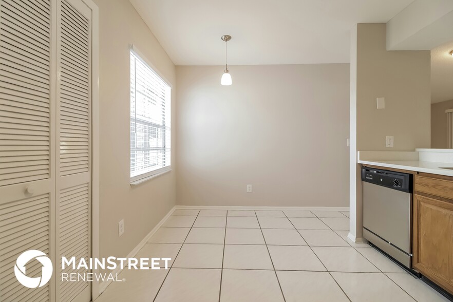 Building Photo - 1523 Maplewood Cir