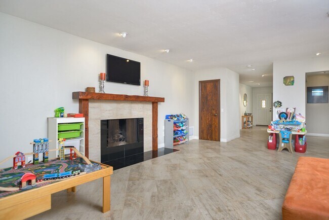 Building Photo - ***Available Now - Mid-term Lease ONLY *** Single Level 3 Bedroom, 2.5 Bath home in La Costa*****