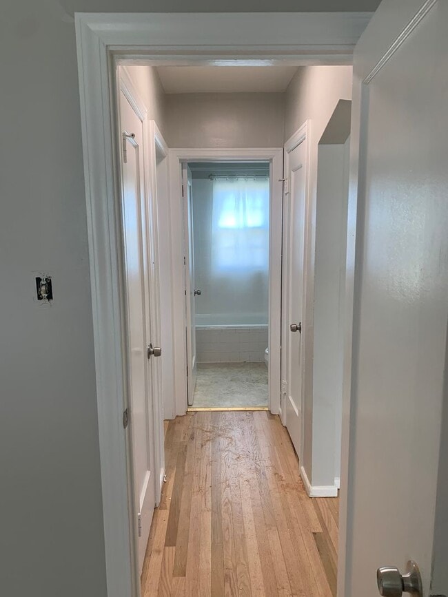 Building Photo - 2 BEDROOM, 1 BATHROOM APARTMENT
