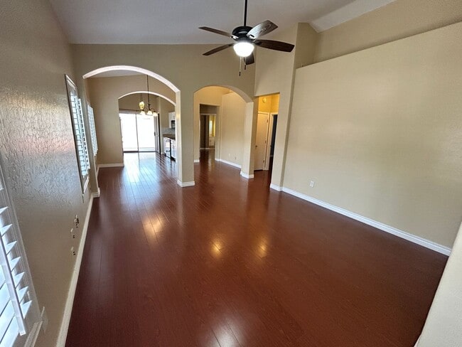 Building Photo - 3 Bed / 2 Bath with No Carpet & Split Floo...