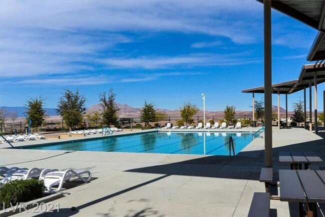 Building Photo - 3 BED 2.5 BATH 2 CAR GARAGE TOWNHOUSE WITH LOFT, COMMUNITY POOL & PARK!