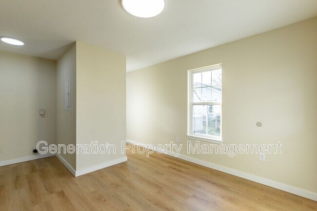 Building Photo - 2205 E 12th St