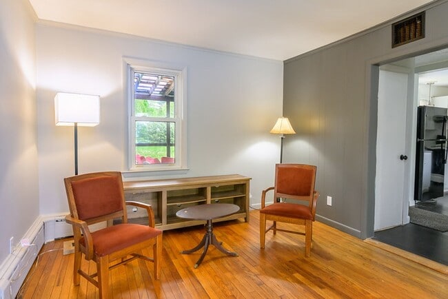 Building Photo - 4 Bedroom Colonial Home in Williamstown